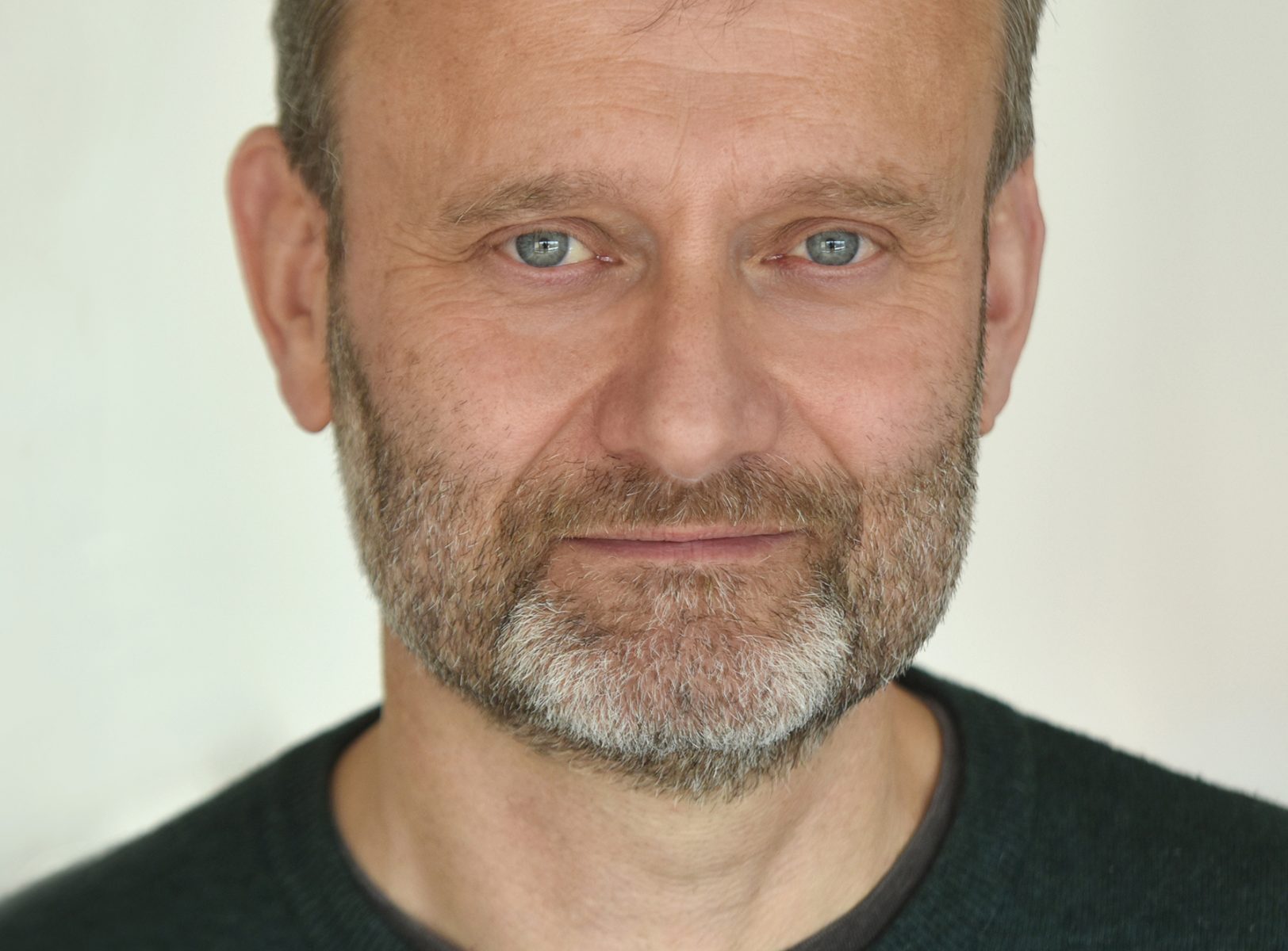 Hugh Dennis to host G22 The Glazine